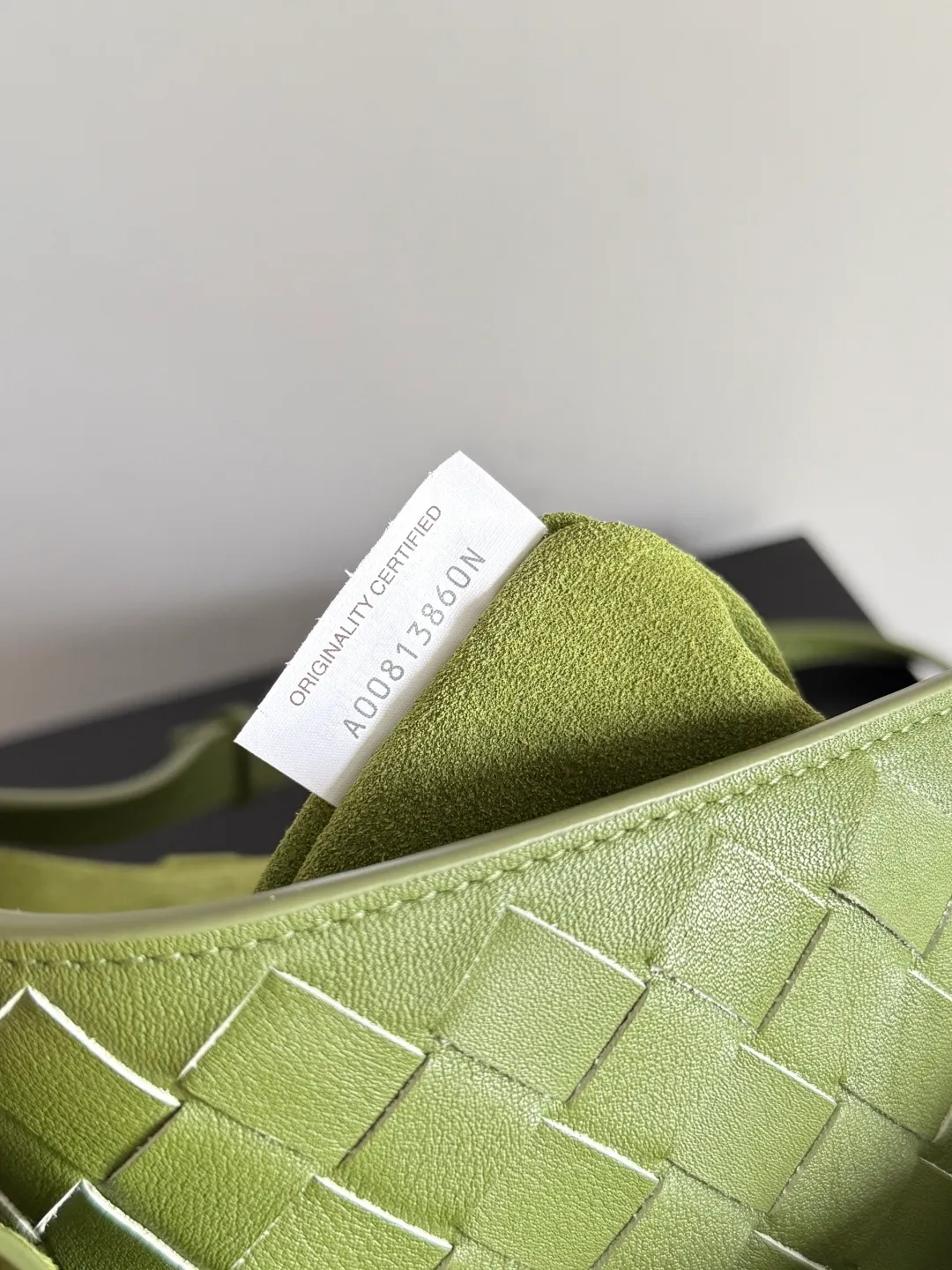 Batch 3160 BottegaVeneta Latest Ciao Ciao Bag Silky cowhide two-way flap handbag with signature twist detail, hidden hook closure, flap can be fastened to the front or attached to the INTRECCIATO woven internal pocket, comes with an adjustable and removable crossbody strap, internal compartment, and also features a zippered pocket. The surprise flap has various shapes. Style 1 - Cover the bag surface, exposing the knot and knot decoration. Style 2 - Place the flap inside the bag. A buckle is also designed. Style 3 - The U-shaped position of the top handle in the hand bag. Style No.: 826195 Size: 42*32*15cm